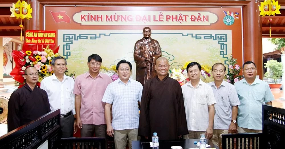 An Giang: Giám đốc Công an tỉnh thăm và chúc mừng Đại lễ Phật đản năm 2024 tại Thiền Viện Trúc Lâm